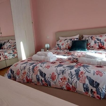 Cozy Sunlit Apartment With Scenic Balcony View Tirana Extérieur photo
