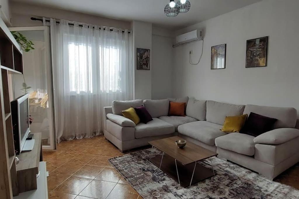 Cozy Sunlit Apartment With Scenic Balcony View Tirana Extérieur photo