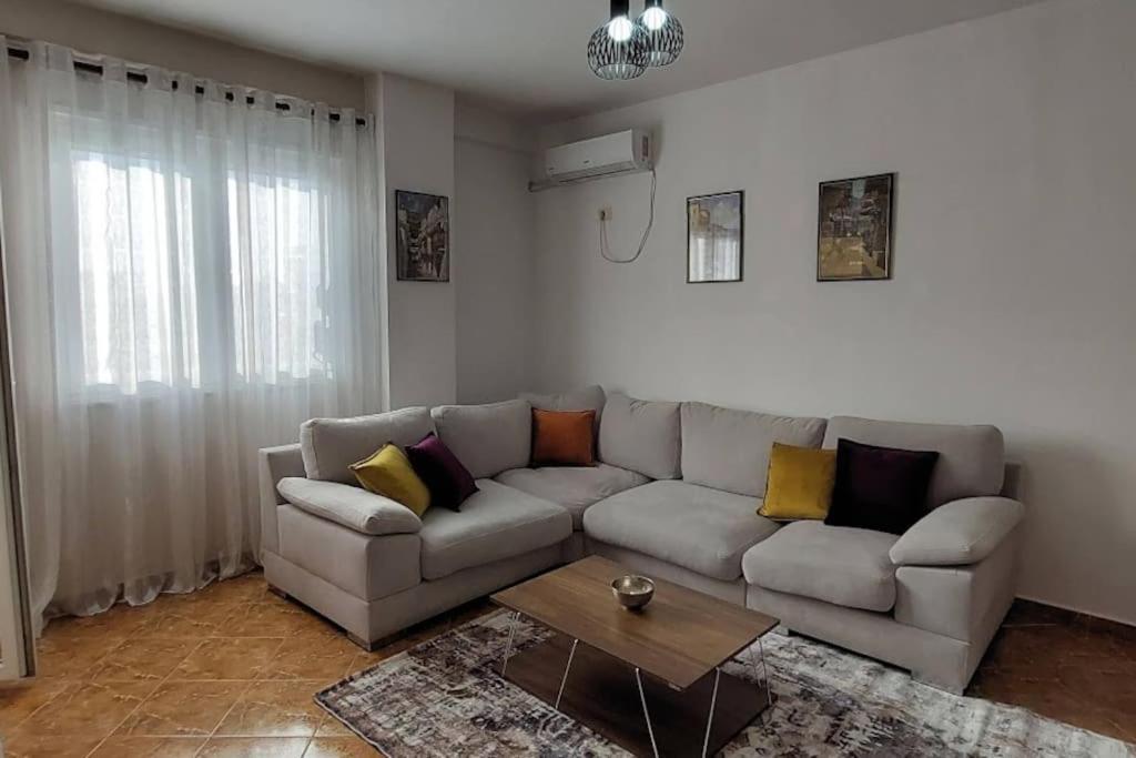 Cozy Sunlit Apartment With Scenic Balcony View Tirana Extérieur photo