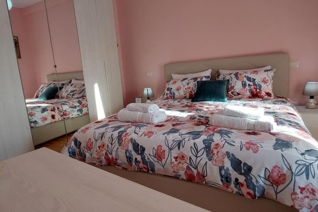 Cozy Sunlit Apartment With Scenic Balcony View Tirana Extérieur photo