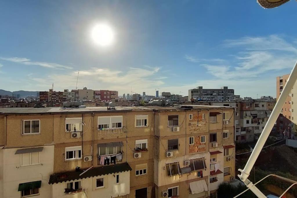 Cozy Sunlit Apartment With Scenic Balcony View Tirana Extérieur photo